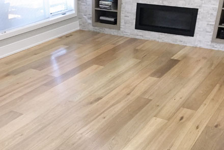 Rafraîchissement de planchers de bois préhuilés